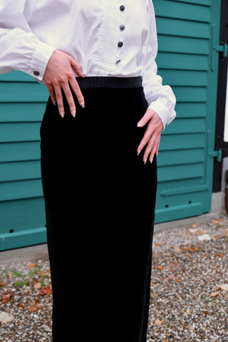 Schwarzer Handmade 70s Maxirock aus Samt, eleganter, gerader Schnitt mit hoher Taille und leicht elastischem Bund – ideal für eine S und ein absolutes Highlight