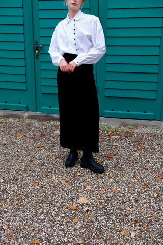 Schwarzer Handmade 70s Maxirock aus Samt, eleganter, gerader Schnitt mit hoher Taille und leicht elastischem Bund – ideal für eine S und ein absolutes Highlight