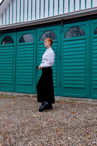 Schwarzer Handmade 70s Maxirock aus Samt, eleganter, gerader Schnitt mit hoher Taille und leicht elastischem Bund – ideal für eine S und ein absolutes Highlight