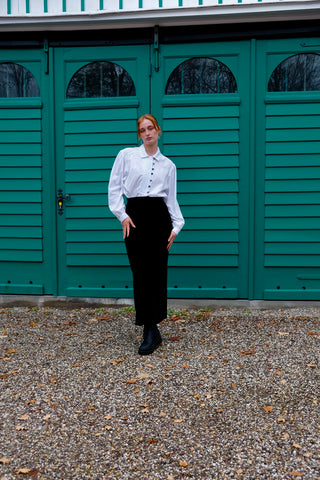 Schwarzer Handmade 70s Maxirock aus Samt, eleganter, gerader Schnitt mit hoher Taille und leicht elastischem Bund – ideal für eine S und ein absolutes Highlight