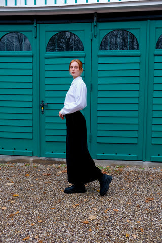 Schwarzer Handmade 70s Maxirock aus Samt, eleganter, gerader Schnitt mit hoher Taille und leicht elastischem Bund – ideal für eine S und ein absolutes Highlight