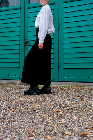 Schwarzer Handmade 70s Maxirock aus Samt, eleganter, gerader Schnitt mit hoher Taille und leicht elastischem Bund – ideal für eine S und ein absolutes Highlight