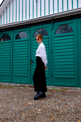 Schwarzer Handmade 70s Maxirock aus Samt, eleganter, gerader Schnitt mit hoher Taille und leicht elastischem Bund – ideal für eine S und ein absolutes Highlight