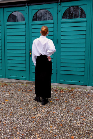 Schwarzer Handmade 70s Maxirock aus Samt, eleganter, gerader Schnitt mit hoher Taille und leicht elastischem Bund – ideal für eine S und ein absolutes Highlight