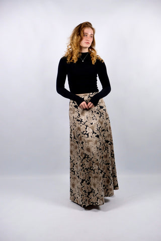 Atemberaubender 70s/80s Maxirock in Satin-Optik mit hoher Taille und A-Linien-Schnitt sowie tollem Blumenmuster in Schwarz, Beige/Braun und Greige – wir empfehlen den Rock einer heutigen XL (bitte Maße beachten) – ein absolutes Highlight