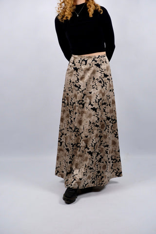 Atemberaubender 70s/80s Maxirock in Satin-Optik mit hoher Taille und A-Linien-Schnitt sowie tollem Blumenmuster in Schwarz, Beige/Braun und Greige – wir empfehlen den Rock einer heutigen XL (bitte Maße beachten) – ein absolutes Highlight