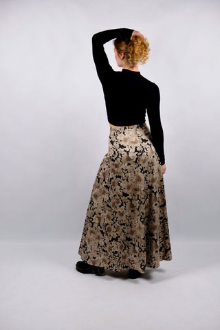Atemberaubender 70s/80s Maxirock in Satin-Optik mit hoher Taille und A-Linien-Schnitt sowie tollem Blumenmuster in Schwarz, Beige/Braun und Greige – wir empfehlen den Rock einer heutigen XL (bitte Maße beachten) – ein absolutes Highlight