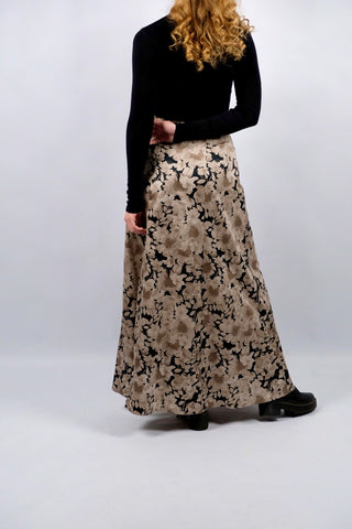 Atemberaubender 70s/80s Maxirock in Satin-Optik mit hoher Taille und A-Linien-Schnitt sowie tollem Blumenmuster in Schwarz, Beige/Braun und Greige – wir empfehlen den Rock einer heutigen XL (bitte Maße beachten) – ein absolutes Highlight