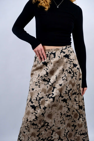 Atemberaubender 70s/80s Maxirock in Satin-Optik mit hoher Taille und A-Linien-Schnitt sowie tollem Blumenmuster in Schwarz, Beige/Braun und Greige – wir empfehlen den Rock einer heutigen XL (bitte Maße beachten) – ein absolutes Highlight