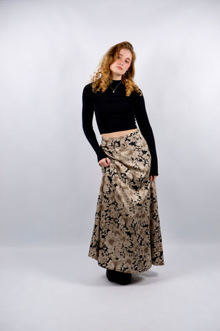 Atemberaubender 70s/80s Maxirock in Satin-Optik mit hoher Taille und A-Linien-Schnitt sowie tollem Blumenmuster in Schwarz, Beige/Braun und Greige – wir empfehlen den Rock einer heutigen XL (bitte Maße beachten) – ein absolutes Highlight