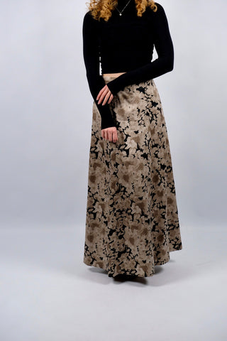 Atemberaubender 70s/80s Maxirock in Satin-Optik mit hoher Taille und A-Linien-Schnitt sowie tollem Blumenmuster in Schwarz, Beige/Braun und Greige – wir empfehlen den Rock einer heutigen XL (bitte Maße beachten) – ein absolutes Highlight