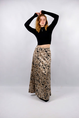Atemberaubender 70s/80s Maxirock in Satin-Optik mit hoher Taille und A-Linien-Schnitt sowie tollem Blumenmuster in Schwarz, Beige/Braun und Greige – wir empfehlen den Rock einer heutigen XL (bitte Maße beachten) – ein absolutes Highlight