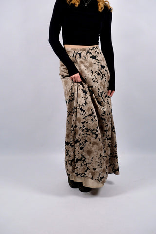 Atemberaubender 70s/80s Maxirock in Satin-Optik mit hoher Taille und A-Linien-Schnitt sowie tollem Blumenmuster in Schwarz, Beige/Braun und Greige – wir empfehlen den Rock einer heutigen XL (bitte Maße beachten) – ein absolutes Highlight