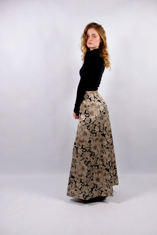 Atemberaubender 70s/80s Maxirock in Satin-Optik mit hoher Taille und A-Linien-Schnitt sowie tollem Blumenmuster in Schwarz, Beige/Braun und Greige – wir empfehlen den Rock einer heutigen XL (bitte Maße beachten) – ein absolutes Highlight