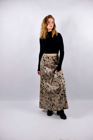 Atemberaubender 70s/80s Maxirock in Satin-Optik mit hoher Taille und A-Linien-Schnitt sowie tollem Blumenmuster in Schwarz, Beige/Braun und Greige – wir empfehlen den Rock einer heutigen XL (bitte Maße beachten) – ein absolutes Highlight