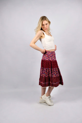 traumhafter 70s Midirock aus hochwertiger Materialmischung (Baumwolle und Modal) – A-Linien-Schnitt mit hoher Taille und tollem Boho-/Blümchenmuster in Dunkelrot, Pfirsich, Lachs, Koralle, Creme, Dunkelgrün und Blautönen – ideal für eine XS und ein absolutes Highlight