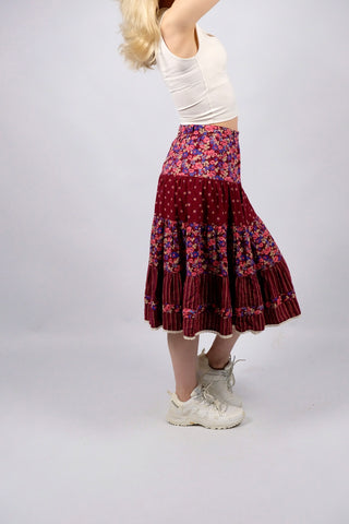 traumhafter 70s Midirock aus hochwertiger Materialmischung (Baumwolle und Modal) – A-Linien-Schnitt mit hoher Taille und tollem Boho-/Blümchenmuster in Dunkelrot, Pfirsich, Lachs, Koralle, Creme, Dunkelgrün und Blautönen – ideal für eine XS und ein absolutes Highlight