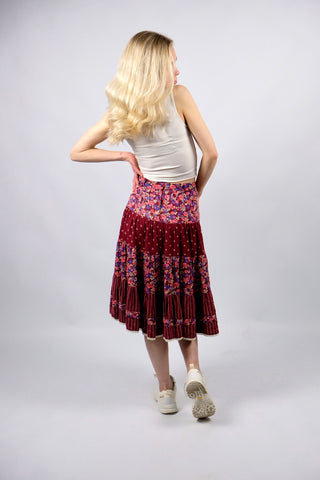 traumhafter 70s Midirock aus hochwertiger Materialmischung (Baumwolle und Modal) – A-Linien-Schnitt mit hoher Taille und tollem Boho-/Blümchenmuster in Dunkelrot, Pfirsich, Lachs, Koralle, Creme, Dunkelgrün und Blautönen – ideal für eine XS und ein absolutes Highlight