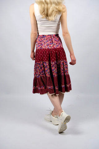 traumhafter 70s Midirock aus hochwertiger Materialmischung (Baumwolle und Modal) – A-Linien-Schnitt mit hoher Taille und tollem Boho-/Blümchenmuster in Dunkelrot, Pfirsich, Lachs, Koralle, Creme, Dunkelgrün und Blautönen – ideal für eine XS und ein absolutes Highlight