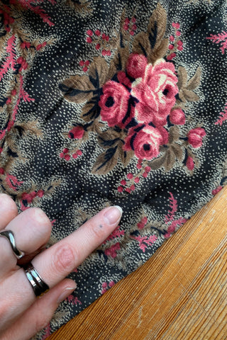 Atemberaubender 70s Maxirock mit hoher Taille und Bindeband – der Rock ist aus samtiger, leicht glänzender Kunstfaser gefertigt und hat einen tollen Boho Blumen Print in Schwarz, (Grün-)Braun, Rot/Beere, Rosa und Creme – ideal für eine XS und ein absolutes Highlight