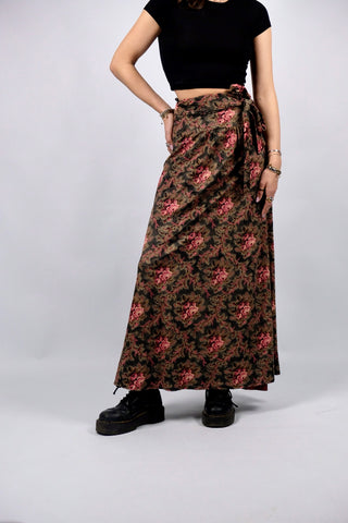 Atemberaubender 70s Maxirock mit hoher Taille und Bindeband – der Rock ist aus samtiger, leicht glänzender Kunstfaser gefertigt und hat einen tollen Boho Blumen Print in Schwarz, (Grün-)Braun, Rot/Beere, Rosa und Creme – ideal für eine XS und ein absolutes Highlight