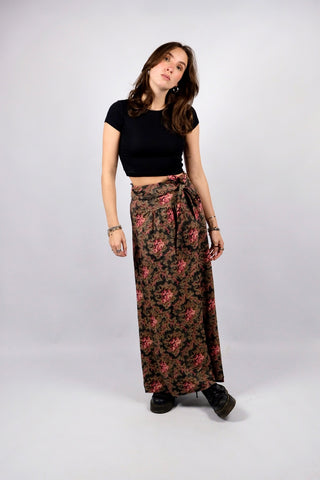 Atemberaubender 70s Maxirock mit hoher Taille und Bindeband – der Rock ist aus samtiger, leicht glänzender Kunstfaser gefertigt und hat einen tollen Boho Blumen Print in Schwarz, (Grün-)Braun, Rot/Beere, Rosa und Creme – ideal für eine XS und ein absolutes Highlight