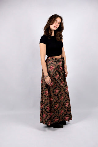 Atemberaubender 70s Maxirock mit hoher Taille und Bindeband – der Rock ist aus samtiger, leicht glänzender Kunstfaser gefertigt und hat einen tollen Boho Blumen Print in Schwarz, (Grün-)Braun, Rot/Beere, Rosa und Creme – ideal für eine XS und ein absolutes Highlight