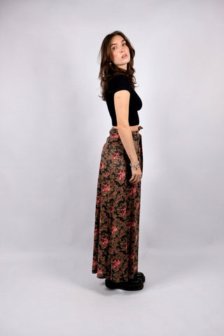 Atemberaubender 70s Maxirock mit hoher Taille und Bindeband – der Rock ist aus samtiger, leicht glänzender Kunstfaser gefertigt und hat einen tollen Boho Blumen Print in Schwarz, (Grün-)Braun, Rot/Beere, Rosa und Creme – ideal für eine XS und ein absolutes Highlight