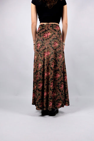 Atemberaubender 70s Maxirock mit hoher Taille und Bindeband – der Rock ist aus samtiger, leicht glänzender Kunstfaser gefertigt und hat einen tollen Boho Blumen Print in Schwarz, (Grün-)Braun, Rot/Beere, Rosa und Creme – ideal für eine XS und ein absolutes Highlight