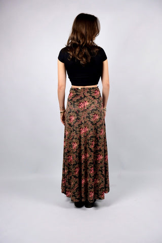 Atemberaubender 70s Maxirock mit hoher Taille und Bindeband – der Rock ist aus samtiger, leicht glänzender Kunstfaser gefertigt und hat einen tollen Boho Blumen Print in Schwarz, (Grün-)Braun, Rot/Beere, Rosa und Creme – ideal für eine XS und ein absolutes Highlight