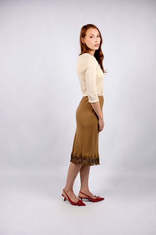 Cognacbrauner 90s/Y2k Rock in feminin-elegantem Schnitt mit Fransen in Wildlederoptik, außerdem tolles asymmetrisches Design – durch den elastischen Gummizugbund tragbar von einer XS bis S und auch Low Waist sehr schön – ein absolutes Highlight