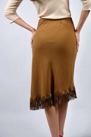 Cognacbrauner 90s/Y2k Rock in feminin-elegantem Schnitt mit Fransen in Wildlederoptik, außerdem tolles asymmetrisches Design – durch den elastischen Gummizugbund tragbar von einer XS bis S und auch Low Waist sehr schön – ein absolutes Highlight