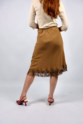 Cognacbrauner 90s/Y2k Rock in feminin-elegantem Schnitt mit Fransen in Wildlederoptik, außerdem tolles asymmetrisches Design – durch den elastischen Gummizugbund tragbar von einer XS bis S und auch Low Waist sehr schön – ein absolutes Highlight