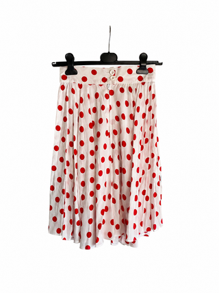 Süßer 80s High Waist Rock in (Creme)weiß mit rotem Punktemuster und tollem V-Bund, fließender Schnitt und aus reiner, luftiger Viskose – ein absolutes Highlight in Größe XS
