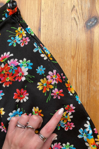 schwarzer 70s Handmade Maxirock mit hoher Taille und buntem Blumen-Print – entspricht einer XXS – ein absolutes Highlight