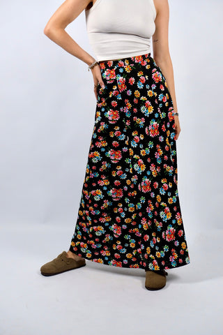 schwarzer 70s Handmade Maxirock mit hoher Taille und buntem Blumen-Print – entspricht einer XXS – ein absolutes Highlight
