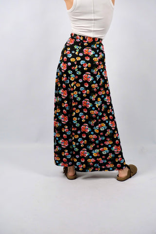 schwarzer 70s Handmade Maxirock mit hoher Taille und buntem Blumen-Print – entspricht einer XXS – ein absolutes Highlight