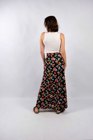 schwarzer 70s Handmade Maxirock mit hoher Taille und buntem Blumen-Print – entspricht einer XXS – ein absolutes Highlight