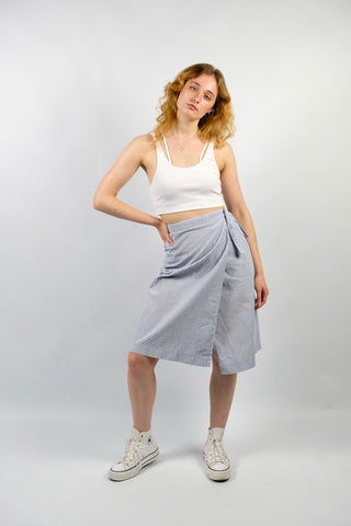80s High Waist Wickelrock made in France mit zartem Streifenmuster in Blau und Weiß sowie einer seitlichen Eingrifftasche – wir empfehlen den Rock einer L
