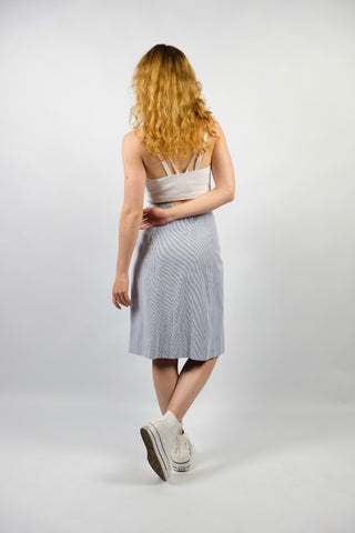 80s High Waist Wickelrock made in France mit zartem Streifenmuster in Blau und Weiß sowie einer seitlichen Eingrifftasche – wir empfehlen den Rock einer L
