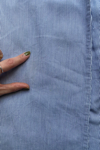 80s High Waist Wickelrock made in France mit zartem Streifenmuster in Blau und Weiß sowie einer seitlichen Eingrifftasche – wir empfehlen den Rock einer L