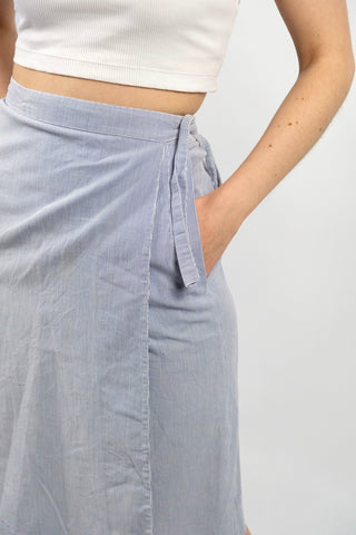 80s High Waist Wickelrock made in France mit zartem Streifenmuster in Blau und Weiß sowie einer seitlichen Eingrifftasche – wir empfehlen den Rock einer L