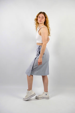 80s High Waist Wickelrock made in France mit zartem Streifenmuster in Blau und Weiß sowie einer seitlichen Eingrifftasche – wir empfehlen den Rock einer L