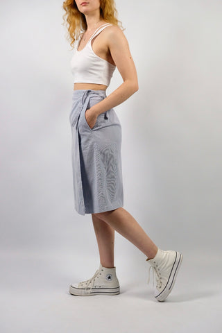 80s High Waist Wickelrock made in France mit zartem Streifenmuster in Blau und Weiß sowie einer seitlichen Eingrifftasche – wir empfehlen den Rock einer L