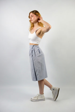 80s High Waist Wickelrock made in France mit zartem Streifenmuster in Blau und Weiß sowie einer seitlichen Eingrifftasche – wir empfehlen den Rock einer L