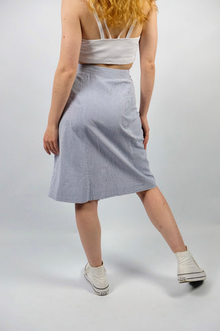 80s High Waist Wickelrock made in France mit zartem Streifenmuster in Blau und Weiß sowie einer seitlichen Eingrifftasche – wir empfehlen den Rock einer L