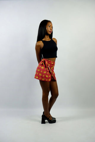 Roter, kurzer 90s High Waist Viskose Wickelrock mit tollem Boho Elefanten Print in Gelb/Gold – wir empfehlen den Rock einer XS bis S