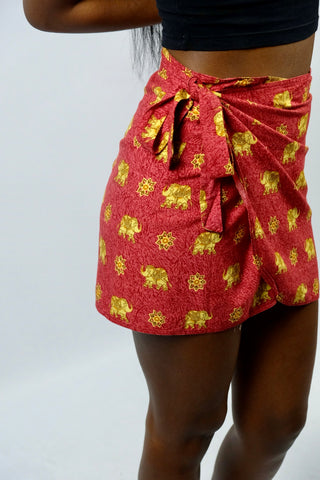 Roter, kurzer 90s High Waist Viskose Wickelrock mit tollem Boho Elefanten Print in Gelb/Gold – wir empfehlen den Rock einer XS bis S