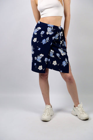 dunkelblauer 90s Viskose Wickelrock mit hoher Taille, kleinen Beinschlitzen und floralem Muster in Hellblau, Graublau, Mint und Cremeweiß – fällt ca. aus wie eine heutige S