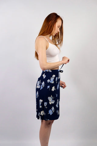 dunkelblauer 90s Viskose Wickelrock mit hoher Taille, kleinen Beinschlitzen und floralem Muster in Hellblau, Graublau, Mint und Cremeweiß – fällt ca. aus wie eine heutige S